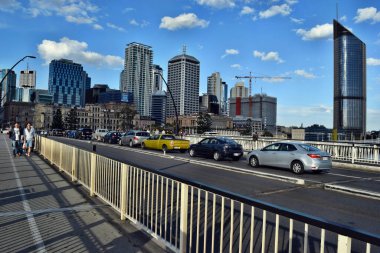 Brisbane, Queensland, Avustralya, - 27 Eylül 2017: Arkaplanda gökdelen bulunan şehir Beetwen nehri