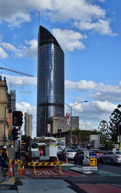  Brisbane, Queensland, Avustralya, - 27 Eylül 2017: Uzun, modern cam gökdelen 1 William Caddesi