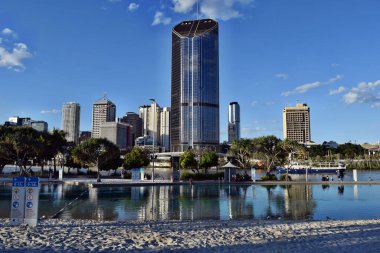 Brisbane, Queensland, Avustralya, - 27 Eylül 2017: South Bank Brisbane, şehir merkezinde insanlar ve uzun modern cam gökdelenlerle dolu bir plaj