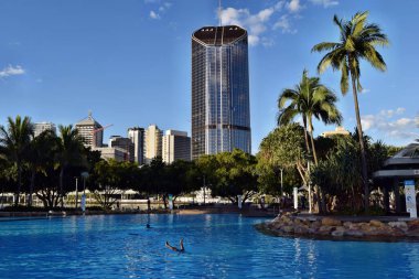 Brisbane, Queensland, Avustralya, - 27 Eylül 2017: South Bank Brisbane, şehir merkezinde insanlar ve uzun modern cam gökdelenlerle dolu bir plaj
