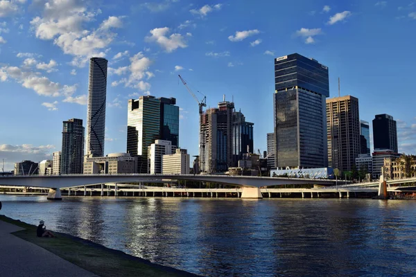 澳大利亚昆士兰州布里斯班 2017年9月27日 现代摩天大楼 布里斯班河附近的建筑物 — 图库照片