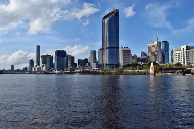 Brisbane, Queensland, Avustralya - Kasım 06, 2017: Brisbane Nehri yakınında 1 William Street binası olan modern gökdelenler