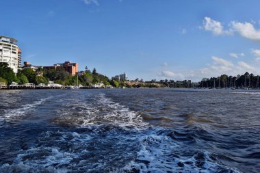 Brisbane, Queensland, Avustralya - Kasım 06, 2017 Brisbane 'de küçük bir liman ve nehir kıyısı manzarası