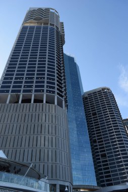 Brisbane, Queensland, Avustralya - Kasım 06, 2017: Mavi gökyüzü arka planındaki büyük gökdelen