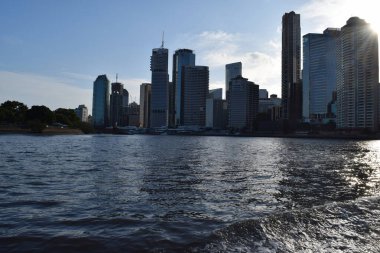 Brisbane, Queensland, Avustralya - Kasım 06, 2017 Brisbane 'de Brisbane nehri üzerinde inanılmaz büyük bir köprü