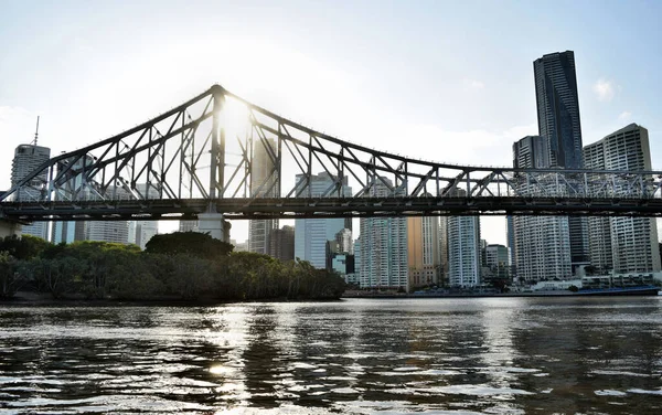 オーストラリアのクイーンズランド州ブリスベン 2017年11月06日 ブリスベン川沿いの都市を結ぶ素晴らしい大きな橋 — ストック写真