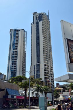 Gold Coast, Queensland, Avustralya - 05 Kasım 2017: İki modern gökdelen, Sörfçüler Cenneti yakınlarındaki binalar