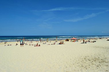  Gold Coast, Queensland, Avustralya - 05 Kasım 2017: Gold Coast 'ta turistlerle dolu İnanılmaz Sörfçüler Cenneti