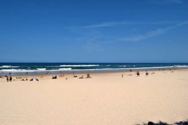  Gold Coast, Queensland, Avustralya - 05 Kasım 2017: Gold Coast 'ta turistlerle dolu İnanılmaz Sörfçüler Cenneti