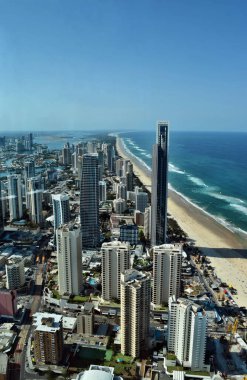 Gold Coast, Queensland, Avustralya - 05 Kasım 2017 Sörfçüler Cenneti plajında ve Gold Coast şehrinin en yüksek binadaki Q1 kulesinden inanılmaz bir manzara