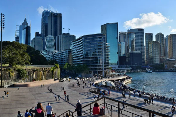 澳大利亚新南威尔士州悉尼 2017年10月23日 从歌剧院俯瞰悉尼现代摩天大楼的壮观景象 — 图库照片