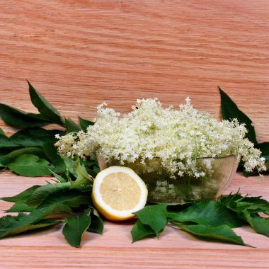 Mürver çiçekleri ve limon