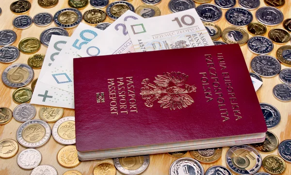 Pasaporte polaco y monedas de dinero — Foto de Stock