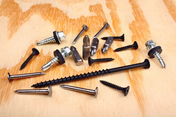 Steel screwdriver tips and screw — Stock Photo, Image