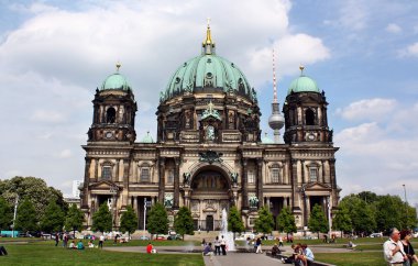 Berlin Katedrali (berliner dom) ve fernsehturm arkasında