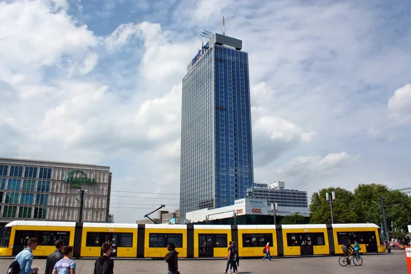 Openbaar vervoer op de achtergrond van een wolkenkrabber in de alexanderplatz — Stockfoto