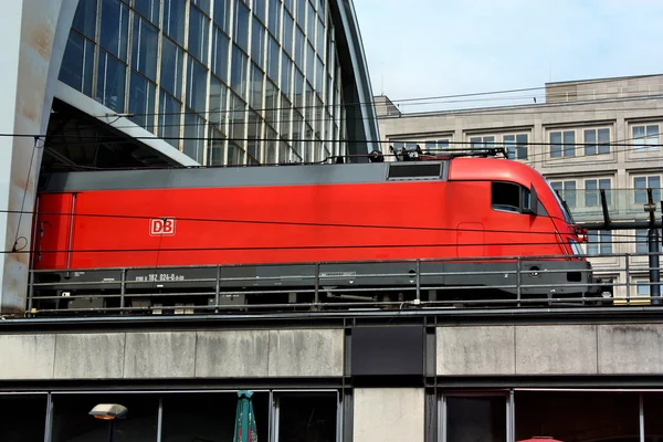 De trein verlaten van het station alexanderplatz — Stockfoto