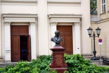 Maxim duvara yakın soğutucu camekan tiyatro Mart Berlin'de