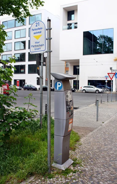 Parkování na ulici v Berlíně ve městě stroje — Stock fotografie