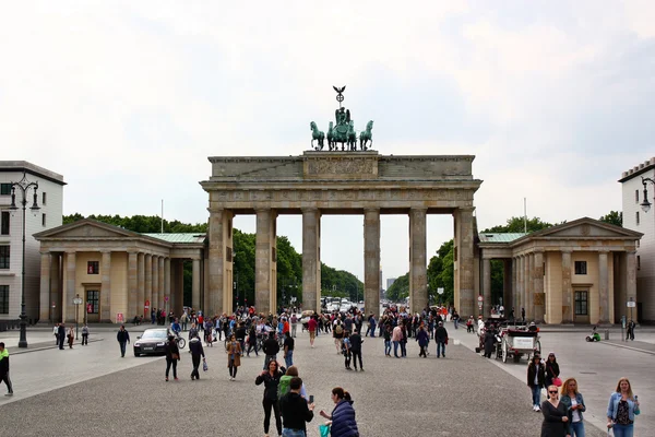 Brandenburger tor (brandenburg gates) i berlin — Stockfoto