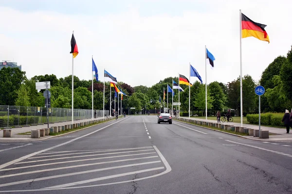 A estrada com bandeiras ao lado do Bundestag (Reichstag) em Berlim — Fotografia de Stock
