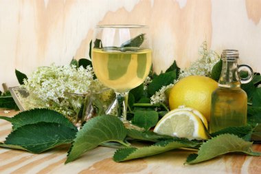 Mürver çiçekleri ile taze çay