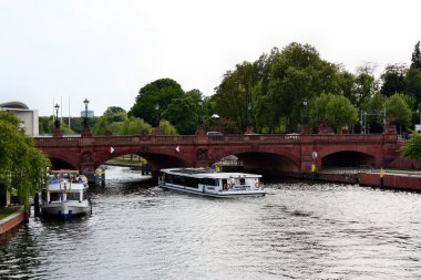 Spree Nehri turistik gemilerde köprü moltkebrucke Berlin üzerinde