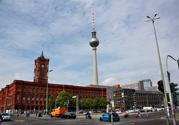 A prefeitura Rotes Rathaus e a Torre de TV em Berlim — Fotografia de Stock
