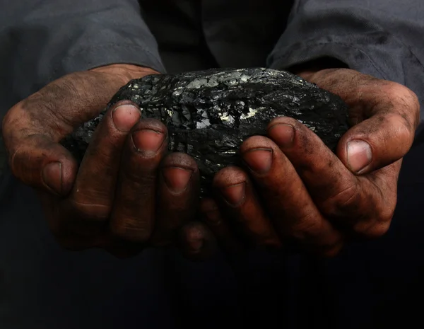 Coal in the hands — Stock Photo, Image