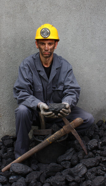 Mine worker coal