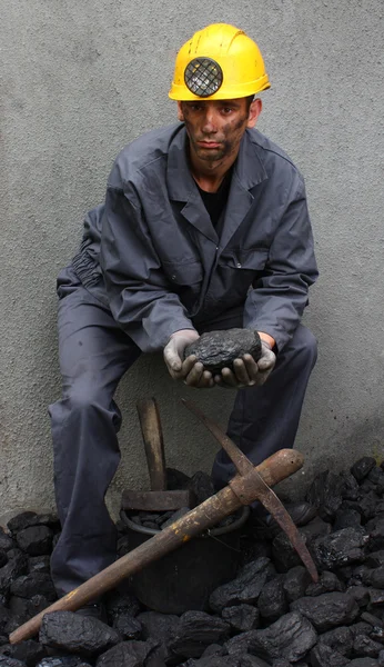 Coal in the hands — Stock Photo, Image