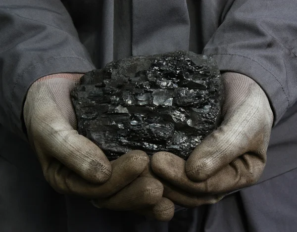 Coal in the hands — Stock Photo, Image