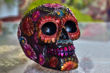 Meksika 'da ölü kafatası günü. Çok renkli papatyalar ve mor dişler.