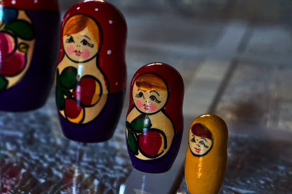 Muñecas Rusas Tradicionales Colores Brillantes Diferentes Tamaños —  Fotos de Stock