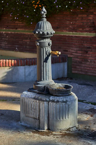 Stadtbrunnen Aus Eisen Und Zement Einem Park Einem Sonnigen Tag — Stockfoto