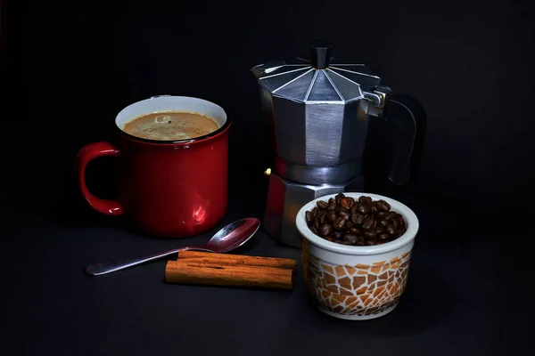 Tazón Rojo Café Con Leche Junto Una Cafetera Italiana Con — Foto de Stock