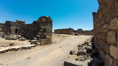 Kadim taş kalıntıları berrak mavi bir gökyüzünün altında. Bosra antik, Suriye. Bosra antik, Suriye