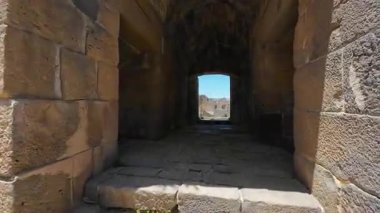 Eski bir amfitiyatro girişine çıkan taş koridor. Bosra antik şehri, Suriye