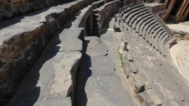Kadim taş amfi tiyatro katmanlı ve dairesel sahneli. Bosra antik şehri, Suriye