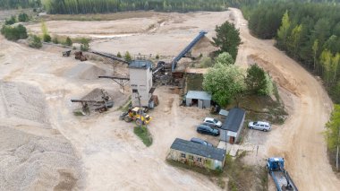 Makineli ve araçlı bir kum ocağının havadan görünüşü.