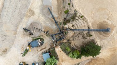 Taşıyıcı bant ve makineli bir kum ocağının havadan görünüşü.