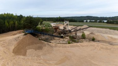 Taşıyıcı bant ve makineli bir kum ocağının havadan görünüşü.