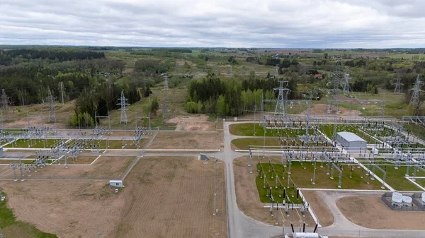 Kırsal alandaki bir güç santralinin hava görüntüsü.