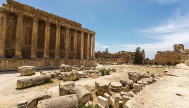 Antik Roma harabeleri. Sütunları ve dağınık taşları temiz bir gökyüzünün altında. Baalbek, Lübnan.