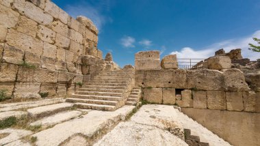 Mavi gökyüzünün altında merdivenleri olan antik taş kalıntıları. Baalbek, Lübnan.