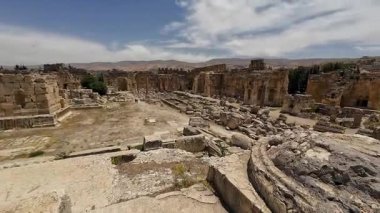Antik Roma tapınağı gökyüzünün altında sütunları olan harabeler. Baalbek, Lübnan.
