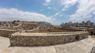 Şehrin arka planına sahip antik taş kalenin panoramik görüntüsü. Trablus, Lübnan.