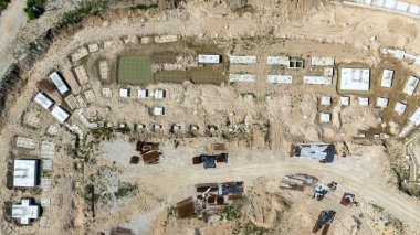 Temelleri ve materyalleri olan bir inşaat alanının havadan görüntüsü.