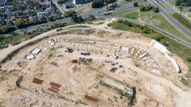 Temelleri ve makineleri olan büyük bir inşaat alanının havadan görüntüsü.