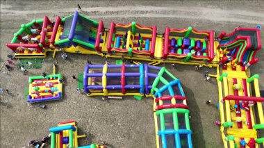 Rengarenk şişirilebilir çimenler üzerindeki hava manzarası.